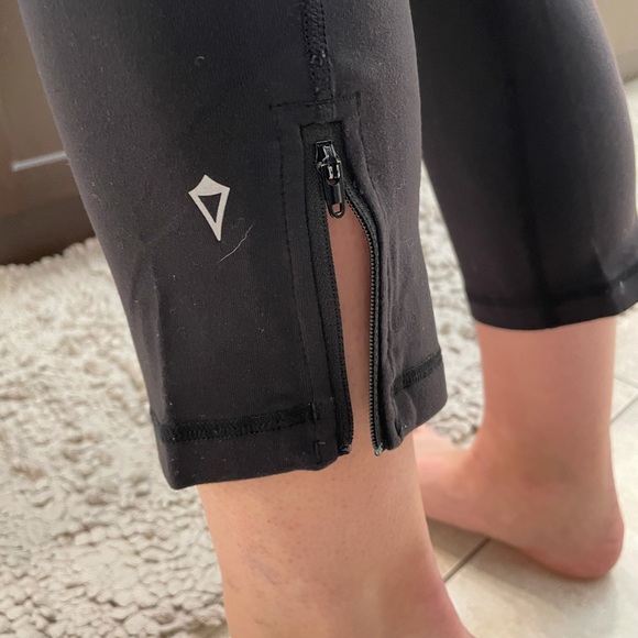 3/$60 Ivivva Capri pants - Picture 3 of 4